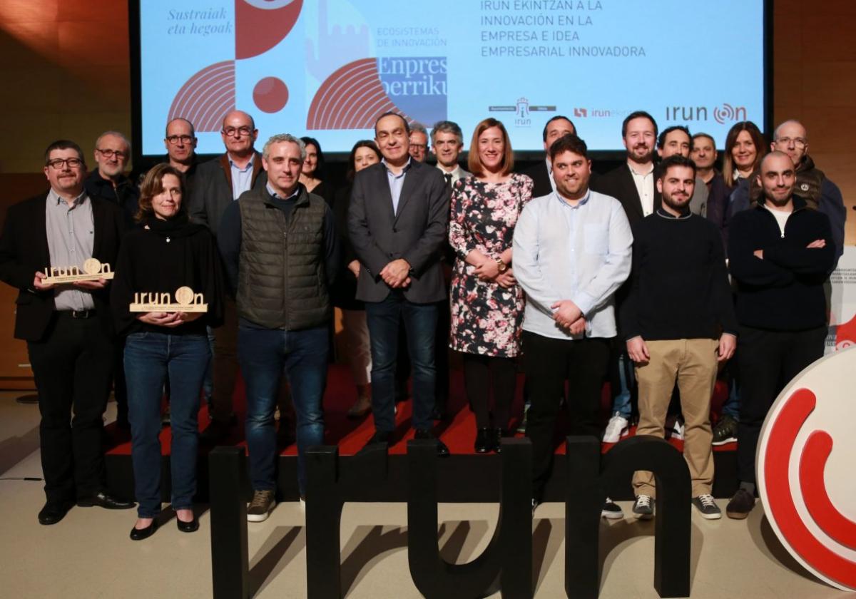 Foto familiar del premio a la innovación de Irun Ekintzan